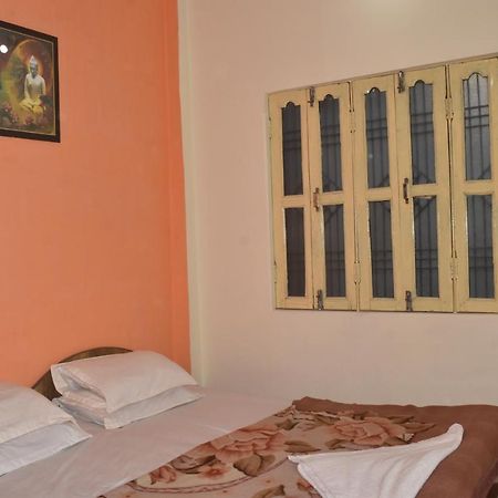 Om Rest House Hotel Váránaszi Kültér fotó