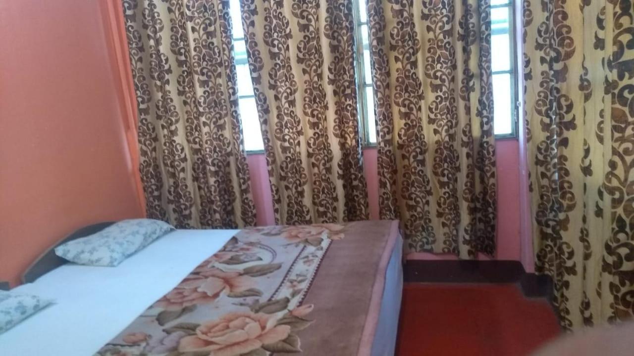 Om Rest House Hotel Váránaszi Kültér fotó