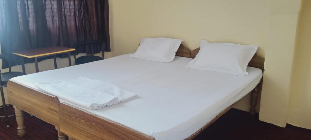 Om Rest House Hotel Váránaszi Kültér fotó
