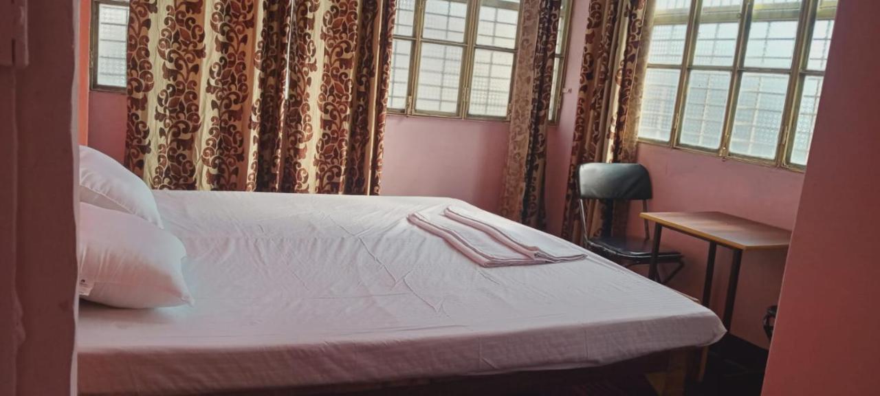 Om Rest House Hotel Váránaszi Kültér fotó