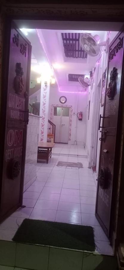 Om Rest House Hotel Váránaszi Kültér fotó