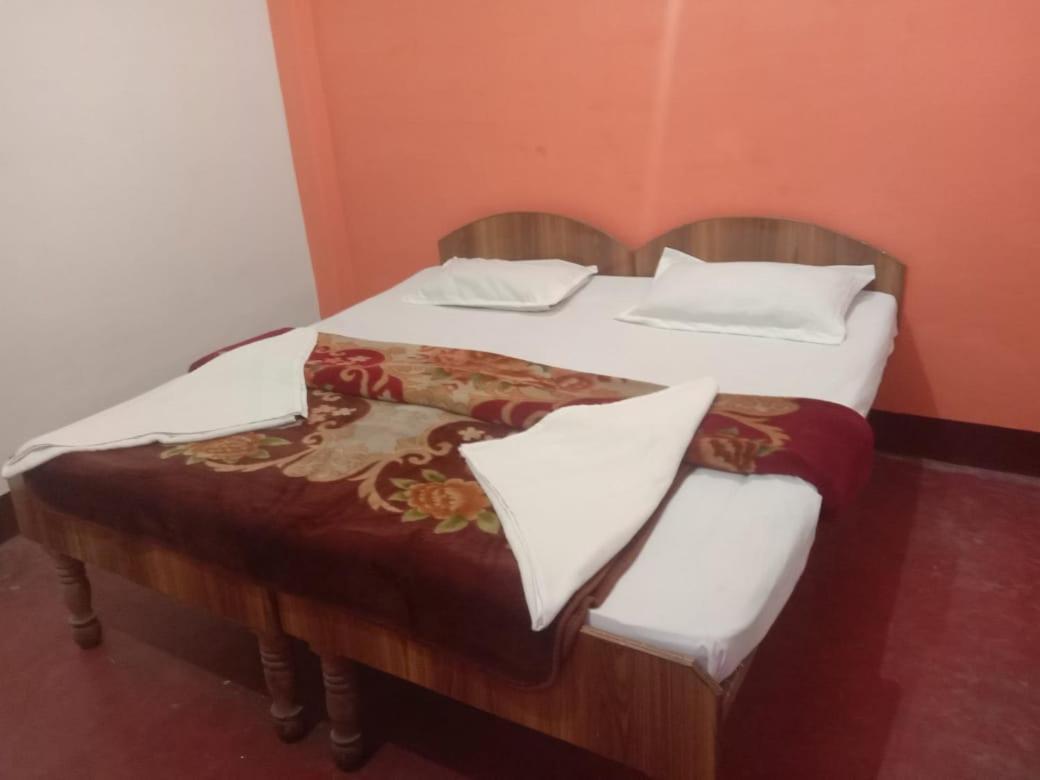 Om Rest House Hotel Váránaszi Kültér fotó