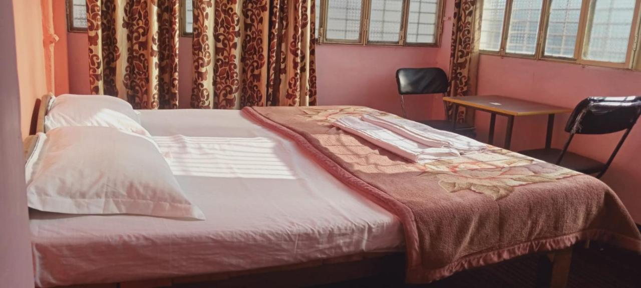 Om Rest House Hotel Váránaszi Kültér fotó
