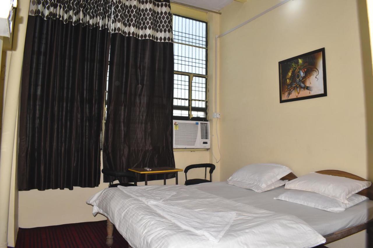 Om Rest House Hotel Váránaszi Kültér fotó