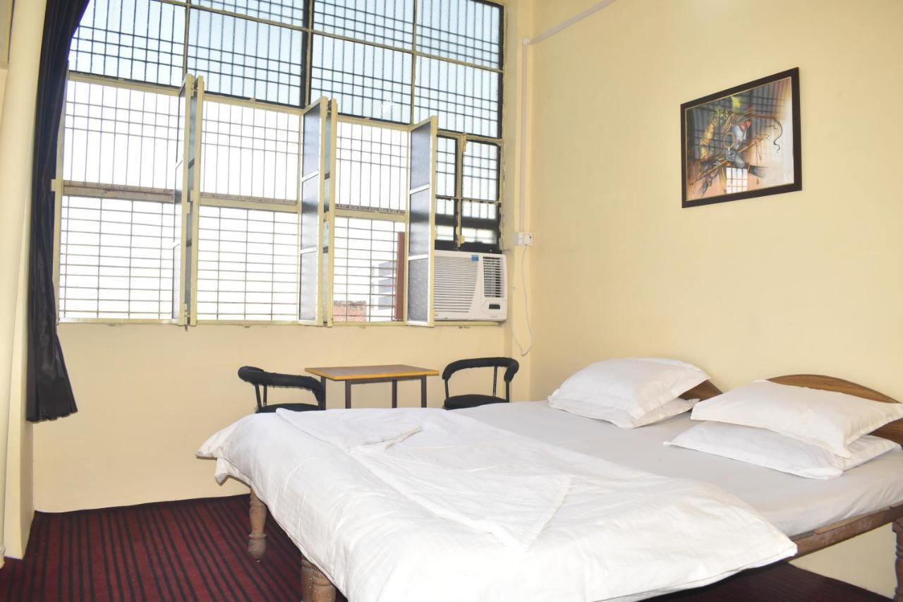 Om Rest House Hotel Váránaszi Kültér fotó