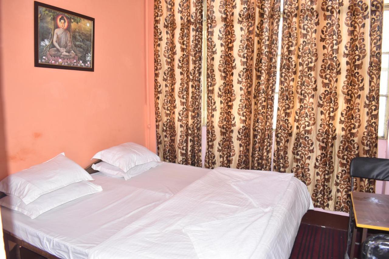 Om Rest House Hotel Váránaszi Kültér fotó