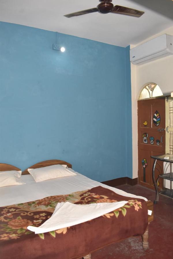 Om Rest House Hotel Váránaszi Kültér fotó