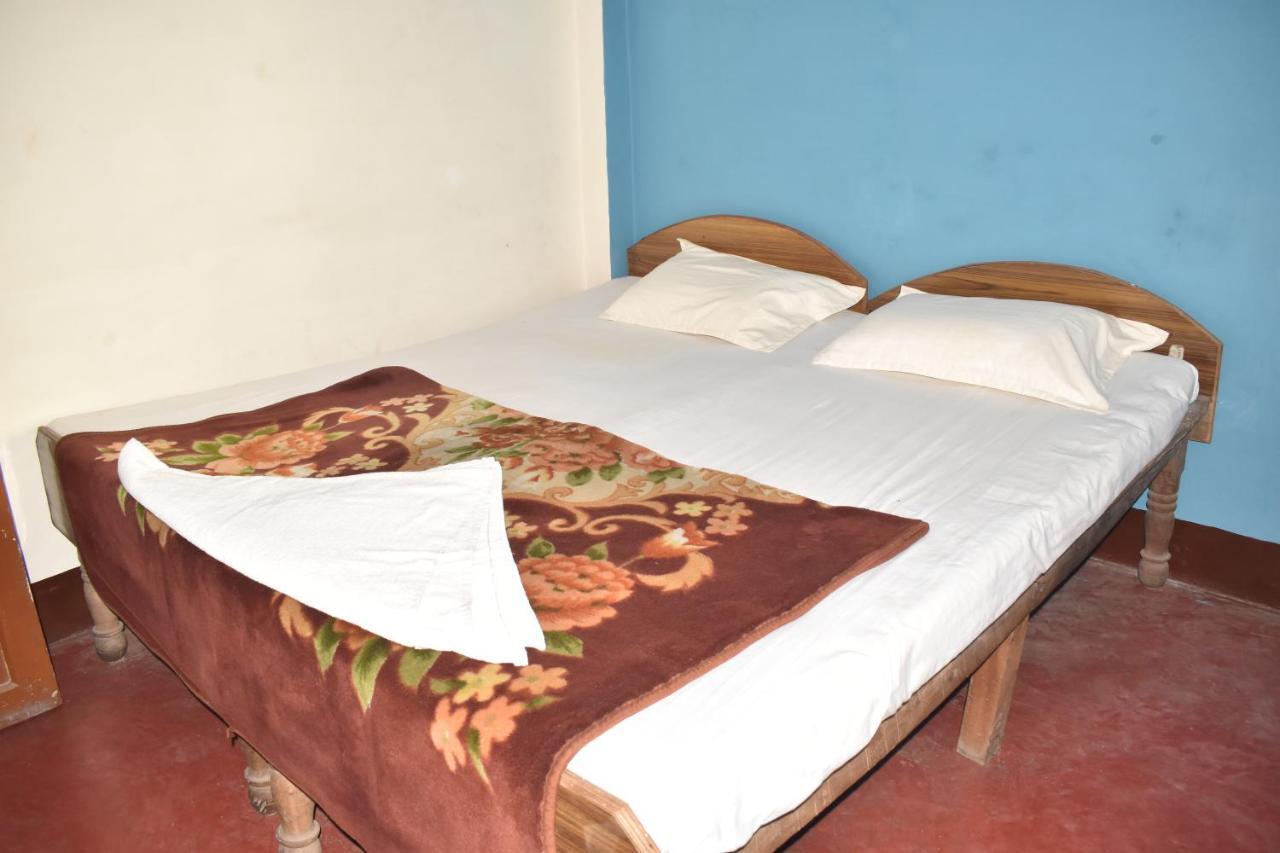 Om Rest House Hotel Váránaszi Kültér fotó